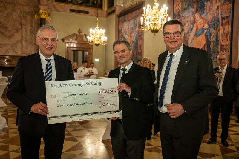 Montag, 24. Januar 2023; Neuer Rekordwert: Mehr als 103.000 Euro für die Bayerische Polizeistiftung  Bayerns Innenminister Joachim Herrmann ist hocherfreut über das Ergebnis des 15. Benefiz Neujahrskonzerts des Polizeiorchesters Bayern zugunsten der Bayerischen Polizeistiftung, das gestern im Herkulessaal der Münchner Residenz stattgefunden hatte. Mit dem Geld kann die Polizeistiftung für Polizistinnen und Polizisten in Not und deren Familien viel Gutes tun, betonte Herrmann.
Copyright: Sebastian Widmann / StMI