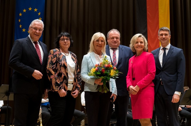 Sonntag, 22. Januar 2023; Endlich, nach zwei wegen Corona ausgefallenen Veranstaltungen wieder ein Politischer Neujahrsempfang der CSU-Kreisverbände Erlangen und Erlangen-Höchstadt in Präsenz. Gastrednerin war die Staatsministerin für Familie, Arbeit und Soziales, MdL Ulrike Scharf, die von Innenminister Joachim Herrmann, MdL Stefan Müller, MdB, der Erlanger Kreisvorsitzenden und Bezirksrätin Alexandra Wunderlich, Walter Nussel, MdL, der Bezirksrätin Ute Salzner und den vielen Gästen überaus herzlich begrüßt wurde. 
Foto: Kai Stürmer