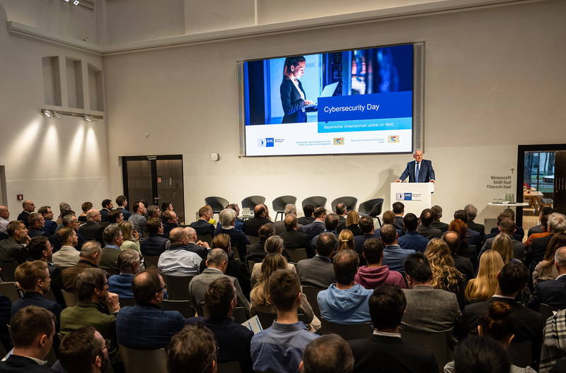 Donnerstag, 26. Januar 2023; Cybersecurity Day: Gemeinsam mit Justizminister Georg Eisenreich und IHK-Präsident für München und Oberbayern, Prof. Klaus Josef Lutz, hat Innenminister Joachim Herrmann zum Cybersecurity Day in München eingeladen. Herrmann: Cybersicherheit wird ein immer wichtigerer Wettbewerbsvorteil für die Wirtschafts- und Innovationskraft bayerischer Unternehmen. Denn mit der zunehmenden Vernetzung steigt auch die digitale Verwundbarkeit. Bei dem Aktionstag informierten Experten in Vorträgen und Workshops über die aktuelle Bedrohungslage und mögliche Maßnahmen gegen Hacker, Erpresser und Spione.
Copyright: Sebastian Widmann / StMI