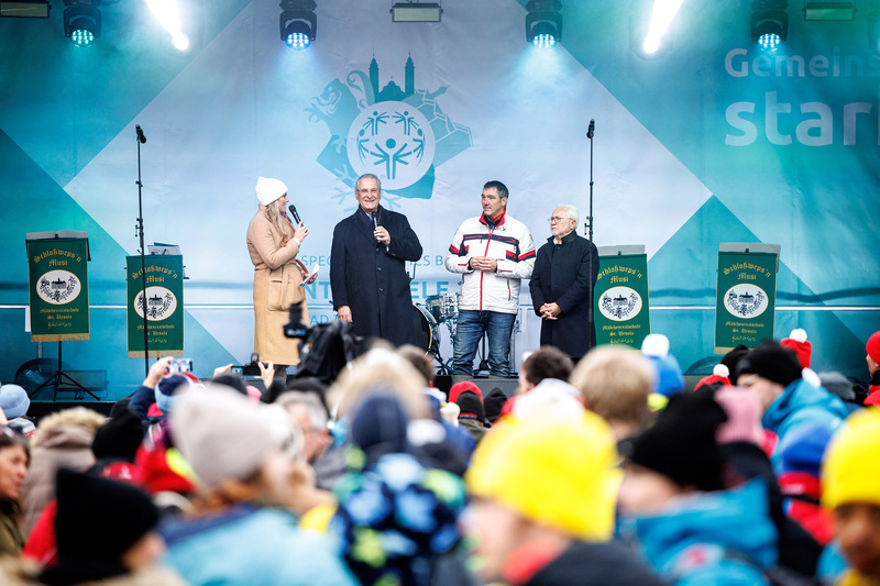 Donnerstag, 26. Januar 2023: Auf der Abschlussfeier der Special Olympics Winterspiele Bayern 2023 in Bad Tölz lobte Sportminister Joachim Herrmann das hervorragende Veranstaltungskonzept. Unter dem Motto Gemeinsam stark! haben die Organisatoren ein tolles Sportfest auf die Beine gestellt, das Menschen mit geistiger Behinderung vorbildlich an der Freude am Sport teilhaben lässt. Inklusion im Sport ist mir als Sportminister ein sehr wichtiges Thema, betonte Herrmann.
Copyright: Matthias Balk / StMI