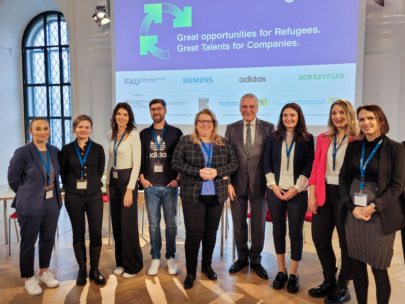 Freitag, 27. Januar 2023; Talentegrate: Innenminister Joachim Herrmann nahm an der Netzwerkveranstaltung des Forums für Integration und interkulturellen Dialog der Friedrich-Alexander-Universität in Erlangen teil. Das Projekt Talentegrate vereint vorbildlich zwei große, aktuelle gesellschafts- und wirtschaftspolitische Herausforderungen: Die Integration von Menschen mit Fluchthintergrund und die Bekämpfung des Fachkräftemangels, lobte Innen- und Integrationsminister Joachim Herrmann. Das Projekt unterstützt Flüchtlinge mit ausländischen akademischen Abschlüssen beim Berufseinstieg und ist dadurch ein Sprungbrett für ihre Karriere bei uns in Deutschland und Bayern.
Copyright: FAU INTEGRA