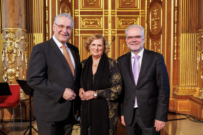 Mittwoch, 1. Februar 2023; Innenminister Joachim Herrmann hat heute mit einem Festakt den Präsidenten der Regierung von Schwaben, Dr. Erwin Lohner, verabschiedet und dessen Nachfolgerin Barbara Schretter ins Amt eingeführt. Herrmann: Dank seines persönlichen Einsatzes sowie der Leistung aller Mitarbeiterinnen und Mitarbeiter ist es Dr. Lohner vorbildlich gelungen, die Herausforderungen zu meistern. Zu Schretter sagte Herrmann: Sie werden Ihre neue Aufgabe als Regierungspräsidentin gleich Ihren bisherigen Aufgaben ganz hervorragend meistern.
Copyright: Matthias Balk