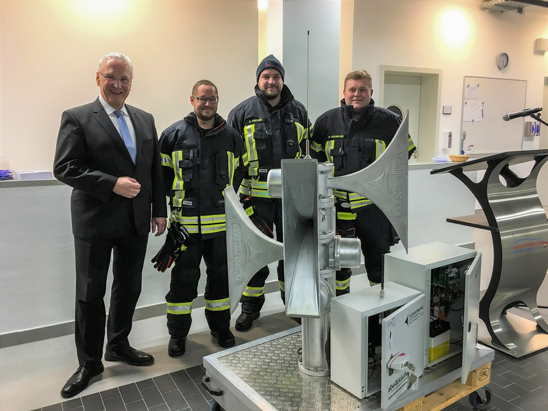 Freitag, 3. Februar 2023; Bayerns Innen- und Katastrophenschutzminister Joachim Herrmann hat gemeinsam mit dem Oberbürgermeister der Stadt Fürstenfeldbruck, Erich Raff, ein flächendeckendes Sirenenwarnsystem im Stadtgebiet in Betrieb genommen. Mit der Installation von neun fabrikneuen Sirenen können alle Bürgerinnen und Bürger in Fürstenfeldbruck noch effektiver und schneller bei Gefahren- und Katastrophenlagen gewarnt werden, betonte der Minister.
Copyright: Stadt Fürstenfeldbruck