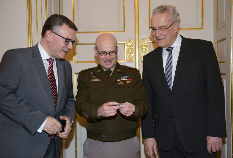 Donnerstag, 16. Februar 2023; Am Rande der 59. Münchner Sicherheitskonferenz trifft sich Innenminister Joachim Herrmann zu bilateralen Gesprächen mit verschiedenen Persönlichkeiten. Im Gespräch mit General Cavoli (SACEUR) ging es um die Lage in der Ukraine, die NATO-Norderweiterung und deren Auswirkungen auf die deutsche Sicherheitspolitik sowie die US-Truppenpräsenz und NATO-Infrastruktur in Bayern.
Copyright: Bayerische Staatskanzlei
