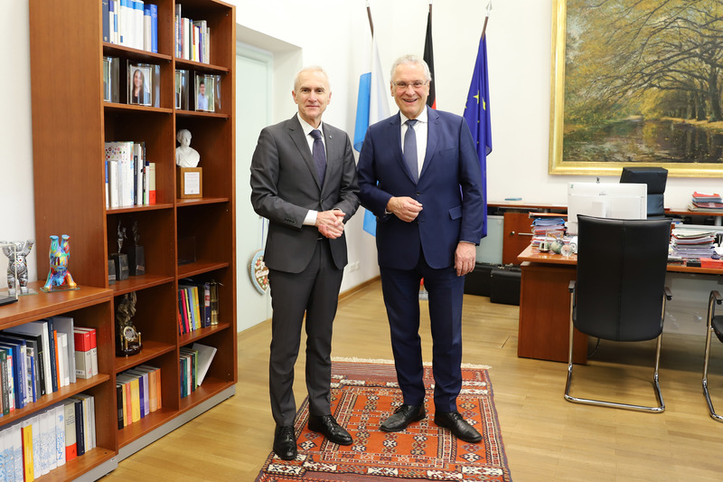 Freitag, 17. Februar 2023; Im Rahmen der 59. Münchner Sicherheitskonferenz tauschte sich Innenminister Joachim Herrmann mit dem Generalsekretär von Interpol Prof. Jürgen Stock u.a. zur Bekämpfung von grenzüberschreitender Kriminalität aus.
Copyright: Bayerisches Innenministerium
