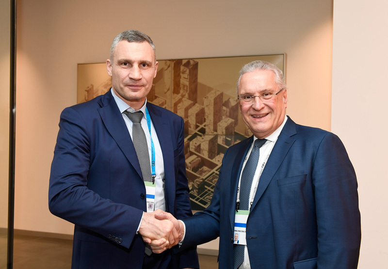 Freitag, 17. Februar 2023; Bayerns Innenminister Joachim Herrmann sprach heute auch mit dem Bürgermeister der ukrainischen Hauptstadt Kiew, Vitali Klitschko, der zur Münchner Sicherheitskonferenz gereist war. Es ging natürlich über die aktuelle Situation in der Ukraine. Klitschko hatte sich erst vor wenigen Tagen mit einer Videobotschaft für einen aus bayerischen Beständen organisierten Hilfskonvoi zur Winterunterstützung bei Herrmann bedankt: Winterstiefel, Stromerzeuger und Fahrzeuge der Bayerischen Polizei.

Copyright: Frank Rollitz/Schneider-Press
