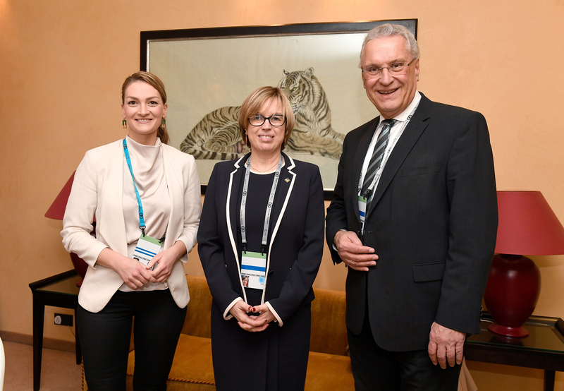 Samstag, 18. Februar 2023; Am Rande der 59. Münchner Sicherheitskonferenz betonte Innenminister Joachim Herrmann im Gespräch mit der Europol-Exekutivdirektorin Catherine de Bolle die hervorragende grenzüberschreitende Zusammenarbeit zwischen Bayern und Europol. Auch Digitalministerin Judith Gerlach nahm an dem Treffen teil.
Copyright: Frank Rollitz/Schneider-Press