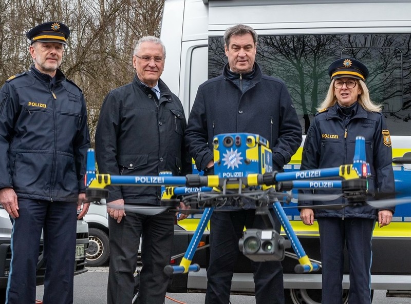 Freitag, 24. Februar 2023; Viele unerlaubte Einreisen, sichergestelltes Rauschgift, illegale Waffen und Fahndungstreffer  Innenminister Joachim Herrmann stellte mit Ministerpräsident Dr. Markus Söder die Bilanz der Bayerischen Grenzpolizei für das Jahr 2022 vor. Eine Steigerung um satte 88 Prozent bei den unerlaubten Einreisen und eine Vervierfachung der Schleuserfälle im Vergleich zum Vor-Corona-Jahr 2019 an den Landgrenzen ist enorm, erklärte Herrmann besorgt über die massive Zunahme der illegalen Migration.
(Bild von links: Polizeivizepräsident Oberpfalz Thomas Schöniger, Innenminister Joachim Herrmann, Ministerpräsident Dr. Markus Söder, Direktorin der bay. Grenzpolizei Annette Lauer)
Copyright: Bayerische Staatskanzlei