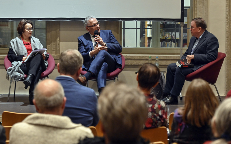 Mittwoch, 8. März 2023; Innenminister Joachim Herrmann nahm an einer Podiumsdiskussion nach der Vorführung des Films Ermordet von Händen von Bösewichten. Das Oktoberfest-Attentat und der Doppelmord von Erlangen teil, der im Rahmen der Woche der Brüderlichkeit 2023 gezeigt wurde. Herrmann: Die Bekämpfung des Antisemitismus ist eine gesamtgesellschaftliche Aufgabe. Die Bayerischen Sicherheitsbehörden bekämpfen jegliche Form von Extremismus und politischer Kriminalität mit allen rechtlich und tatsächlich möglichen repressiven und präventiven Maßnahmen. Auf dem Foto neben Herrmann: Dr. Elisabeth Demleitner und Ulrich Chaussy.
Copyright: Harald Sippel