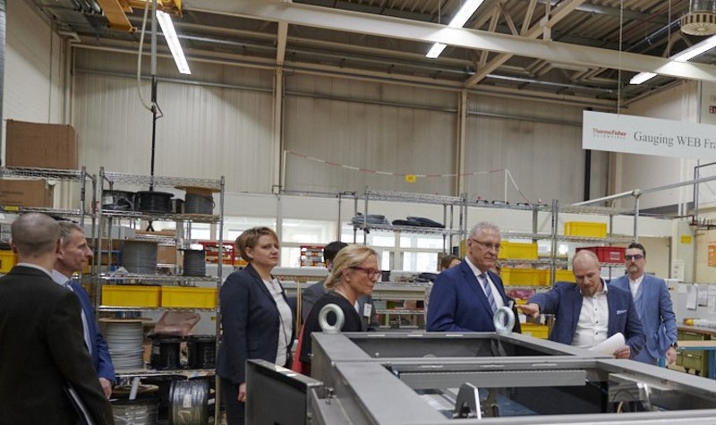Donnerstag, 9. März 2023; Bei einem Besuch bei Thermo Fisher in Erlangen - Frauenaurach hat sich Innenminister Joachim Herrmann über die aktuelle Produktion der Firma im Bereich der Messtechnik informiert. Die in Erlangen produzierten Messgeräte werden weltweit exportiert, finden unter anderem aber auch bei den Feuerwehren in Bayern und der Polizei Anwendung, um beispielsweise gefährliche Strahlungen oder chemische Belastungen zu analysieren. 300 Mitarbeiterinnen und Mitarbeiter sind am Erlanger Standort beschäftigt.
copyright: Thermo Fisher