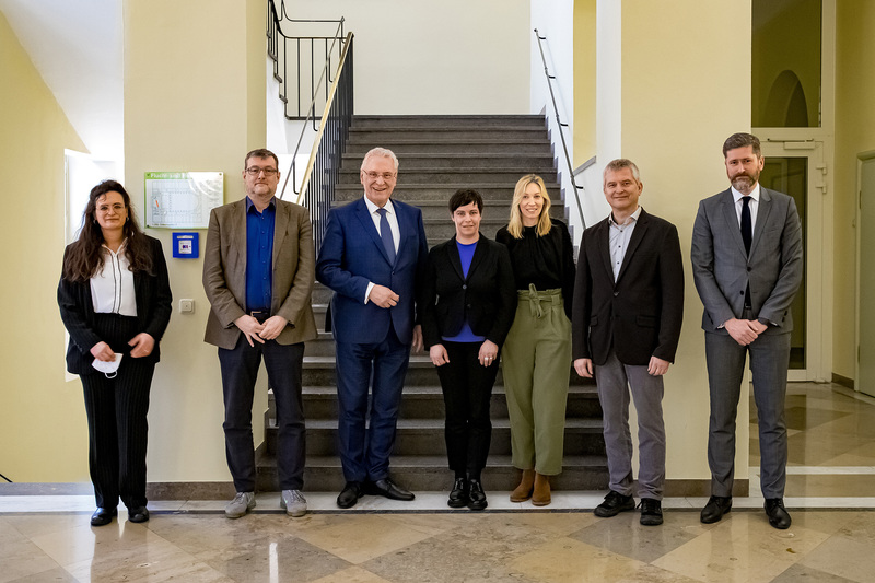 Dienstag, 14. März 2023; Innenminister Joachim Herrmann hat Vertretungen des Bayerischen Zentrums für Krebsforschung (BZKF) sowie Vertretungen des Wissenschaftsministeriums und Gesundheitsministeriums zu einem gemeinsamen Treffen eingeladen. Bei dem Austausch betonten die Anwesenden die Relevanz von Patienten- und Forschungsdaten für die standortübergreifende Krebsforschung und Versorgung in Bayern. Auf dem Foto: Cornelia Thum, Claus Belka, Innenminister Joachim Herrmann, Dr. Mandy Wahlbuhl-Becker, Rebekka Kiser und Dr. Georg Münzenrieder
Copyright: Bayerisches Innenministerium