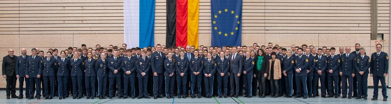 Donnerstag, 16. März 2023: Wertvolle Verstärkung: Stellvertretend für die mehr als 700 Neueinstellungen zum 1. März 2023 hat Innenminister Joachim Herrmann heute rund 100 neu eingestellte Polizistinnen und Polizisten in der II. Bereitschaftspolizeiabteilung Eichstätt begrüßt. Dank der 8000 zusätzlichen Stellen von 2008 bis 2023 können wir deutlich mehr Polizistinnen und Polizisten einstellen, als in den Ruhestand gehen, erklärte Herrmann. Von diesem Personalplus profitieren nach Ausbildungsende die Polizeidienststellen in ganz Bayern.
Copyright: BPA Eichstätt
