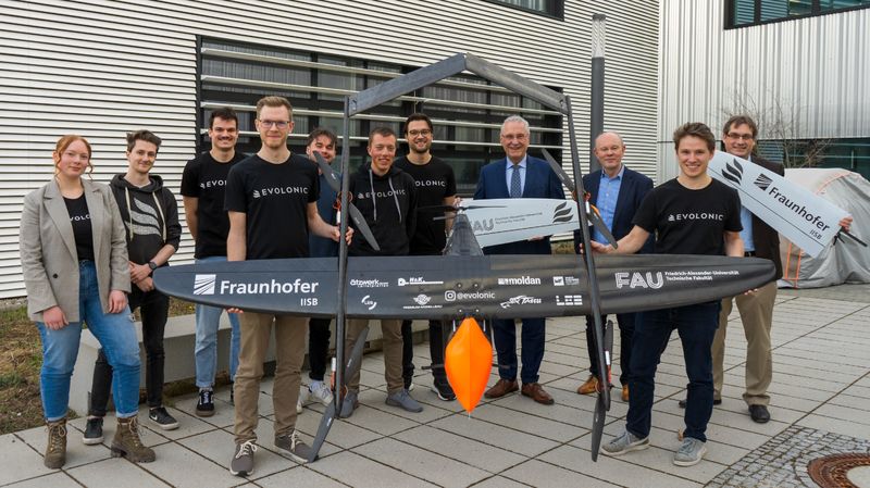 Donnerstag, 16. März 2023; die Studentengruppe Evolonic der Friedrich-Alexander Universität in Erlangen entwickelt seit 2018 Drohnen mit hoher Reichweite und Sensorensystemen made in Germany. Heute hatte ich die Chance mir diese Drohnen näher anzuschauen und mir einen Überblick über deren potentiellen Einsatzgebiete geben zu lassen. Hierzu zählt unter anderem die Früherkennung von Waldbränden. 
Copyright Kai Stürmer
