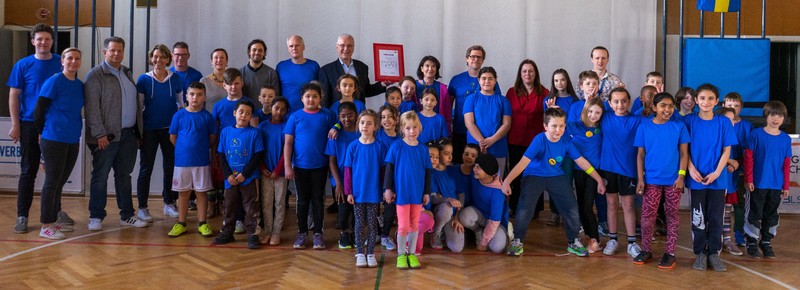 Samstag, 18. März 2023; Bayerns Innen- und Sportminister Joachim Herrmann hat im Rahmen einer Festveranstaltung der Pestalozzischule in Erlangen zur Auszeichnung 'Sport-Grundschule' gratuliert. "Mit ihrem außergewöhnlichen Engagement hat sich die Pestalozzischule das Prädikat redlich verdient", lobte Herrmann. "Je früher unser Nachwuchs lernt, wie wichtig Sport, Bewegung und die richtige Ernährung sind, desto besser!" Entscheidend sei die kindgerechte Vermittlung. "Dank des breitgefächerten Angebots und der vielen kreativen Ideen gelingt es der Pestalozzischule hervorragend, bei den Schülerinnen und Schülern Begeisterung zu wecken." Der Sportminister hofft, dass viele weitere Grundschulen dem Vorbild folgen. 
Copyright: Kai Stürmer