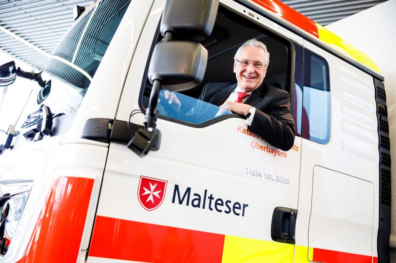 Montag, 20. März 2023; "Ihr gemeinsames Engagement ist ein Paradebeispiel für die gegenseitige Hilfe in Notsituationen und das Miteinander in unserer Gesellschaft." Mit diesen Worten würdigte Bayerns Innen- und Katastrophenschutzminister Joachim Herrmann die heute offiziell besiegelte Kooperation "Gemeinsam stark für Bayern" von MAN Truck & Bus und dem Malteser Hilfsdienst. "Die beiden Partner wollen hiermit künftig noch enger zusammenarbeiten, um bei Großschadenslagen und Katastrophen die Logistikketten zu verbessern und so noch schneller Hilfe zu leisten."