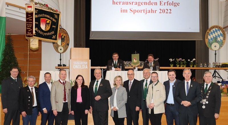 Sonntag, 19. März 2023; "Eine pauschale Verschärfung des Waffenrechts stigmatisiert alle Jäger und Schützen und bringt keinen konkreten Sicherheitsgewinn". Das hat Bayerns Innen- und Sportminister Joachim Herrmann beim Mittelfränkischen Schützentag in Ansbach deutlich gemacht. Die Schützinnen und Schützen stünden für eine tiefe Verwurzelung in der Heimat und die Pflege überlieferter Werte. 