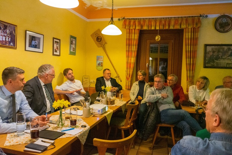 Dienstag, 21. März 2023; Innenminister Joachim Herrmann informiert den Ortsbeirat Tennenlohe über geplante Lärmschutzmaßnahmen entlang der A3. Die ersten konkreten Pläne wurden auf Bitten von Joachim Herrmann, MdL und Stefan Müller, MdB durch den Direktor der Niederlassung Nordbayern der Autobahn GmbH des Bundes Reinhard Pirner den Tennenloher Ortsbeiräten vorgestellt.
Foto: Kai Stürmer 
