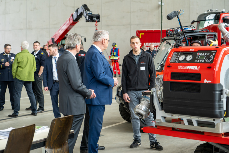 Donnerstag, 25. März 2023: Innenminister Joachim Herrmann bei der Frühjahrsfachtagung FUNKE 2023 in Würzburg: Die Fachtagung des Führungsunterstützungsnetzwerks Katastrophenschutzeinheiten (FUNKE), leistet nach den Worten des Innenministers hierfür einen wichtigen Beitrag. Herrmann: Für eine erfolgreiche Vorbereitung und Einsatzbewältigung sind Vernetzung und ein gegenseitiges Kennenlernen, ein regelmäßiger Wissens- und Erfahrungsaustausch, gemeinsames Lernen und Üben sowie das möglichst reibungslose Zusammenwirken der verschiedenen Organisationen mit Sicherheitsaufgaben unverzichtbar. Neben Innenminister Herrmann mit auf dem Foto: Johann Eitzenberger, Vorsitzender des Landesfeuerwehrverbands und Dr. Roland Demke, Leiter der Staatlichen Feuerwehrschule Würzburg. 
Copyright: Staatliche Feuerwehrschule Würzburg