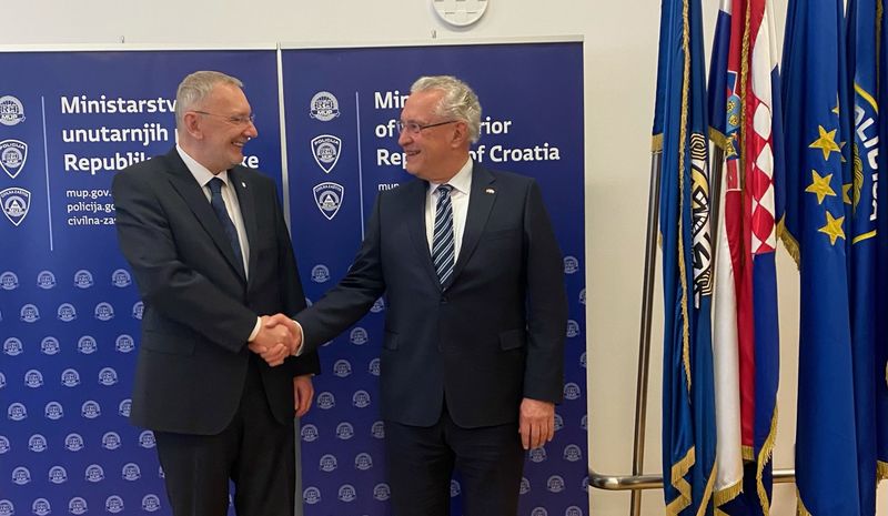 Donnerstag, 13. April 2023: Innenminister Joachim Herrmann traf sich heute in Zagreb mit dem kroatischen Innenminister Davor Boinovi&#263; zu einem Austausch. Im Zentrum des Gesprächs stand die polizeiliche Zusammenarbeit, Migration sowie die wichtige Funktion Kroatiens bei der EU-Außengrenzsicherung. Die beiden waren sich über die Notwendigkeit des EU-Außengrenzschutzes stark einig. Außerdem gratulierte Herrmann zum EU/Schengen-Beitritt.