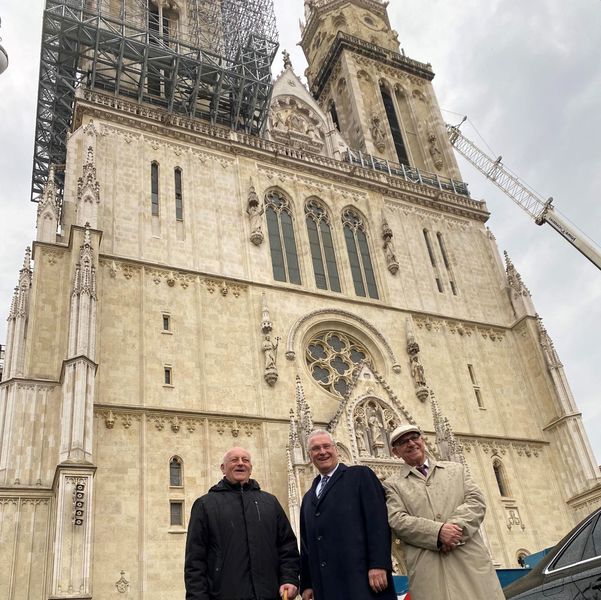 Donnerstag, 13. April 2023; Minister Herrmann besucht Kathedrale in Zagreb - Kathedrale der Himmelfahrt der seligen Jungfrau Maria. Erkundigt sich nach Stand der Renovierungsarbeiten - Schäden durch Erdbeben 2020. Sanierungsarbeiten mit Hilfe EU-Gelder (Solidaritätsfonds).
Links: Rektor der Kathedrale Monsignore Koren
Rechts: Generalkonsul der Republik Kroatien in München Vadimir Duvnjak