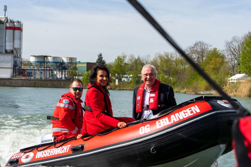 Samstag, 22. April 2023; Heute fand die Bootstaufe des neuen Rettungsbootes auf den Namen "Ellen" der Wasserwacht Erlangen-Höchstadt statt. Gestiftet wurde das Rettungsboot dankeswerterweise von der Schreiber Stiftung. Vielen Dank an dieser Stelle an Frau Ellen Schreiber! Mit diesem Boot kann die Wasserwacht ihren Beitrag zum Wasserrettung weiterhin effektiv ausführen!