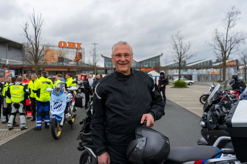 Sonntag, 23. April 2023; 20. Motorradsternfahrt nach Kulmbach: Zum ersten Mal seit Corona fand dieses Jahr wieder das größte Bikertreffen Süddeutschlands mit zehntausenden Teilnehmern statt. Auch Innenminister Joachim Herrmann nahm als Schirmherr daran teil und ist selbst mit dem Motorrad angereist. Es passieren immer noch viel zu viele und zu schwere Verkehrsunfälle, erklärte Herrmann. Mehr Sicherheit beim Motorradfahren ist deshalb ein Schwerpunkt in unserem Verkehrssicherheitsprogramm 2030 Bayern mobil  Sicher ans Ziel.