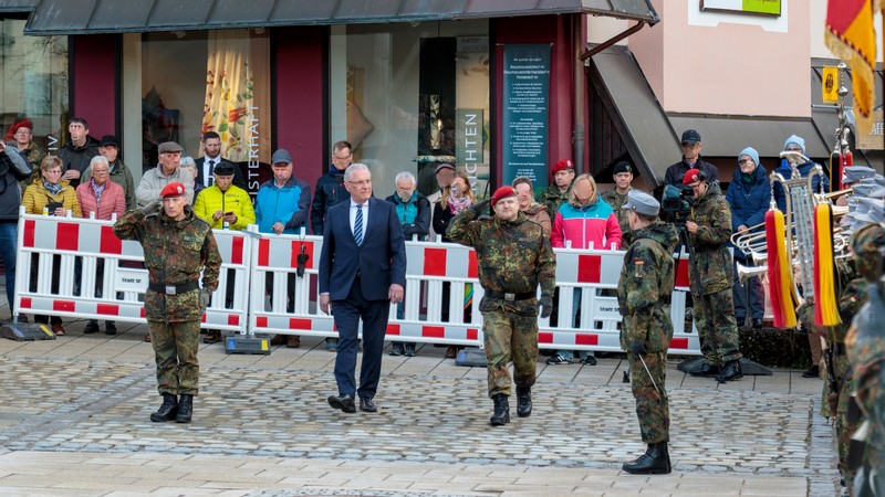 Montag, 24. April 2023; Innenminister Herrmann beim feierlichen Gelöbnis in Sonthofen im Rahmen der 24. Dienstlichen Veranstaltung zur Information in der Streitkräftebasis 