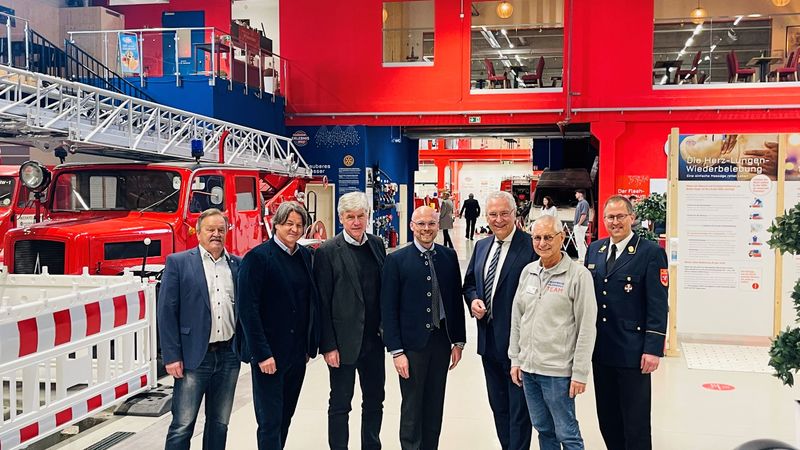 24. April 2023; Bayerns Innenminister Joachim Herrmann hat bei einem Besuch in Augsburg die Feuerwehrerlebniswelt als eine großartige Einrichtung bezeichnet, die es so deutschlandweit kein zweites Mal gebe. Seit Mai 2021 werden hier auf insgesamt 3.000 Quadratmetern auf einzigartige Weise Feuer, Feuerwehr und Brandschutz für die Besucherinnen und Besucher erlebbar. Dabei wird eindrucksvoll und unterhaltsam Wissen vermittelt, das vielleicht sogar Leben retten kann, schwärmte Herrmann. Auf dem Foto links neben Herrmann: Dr. Fabian Mehring, 
MdLCopyright: Abgeordnetenbüro Dr. Fabian Mehring, MdL