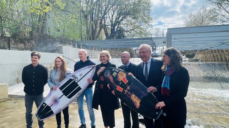 Montag, 24. April 2023; Mit Ihrem Projekt bereichern Sie Ihre Heimatstadt Augsburg um einen neuen sportlichen Begegnungsort und leisten damit einen wertvollen gesellschaftlichen Beitrag! Mit diesen Worten dankte Bayerns Innen- und Sportminister Joachim Herrmann bei einem Besuch der Baustelle der neuen Surfwelle Augsburg den Surffreunden Augsburg für ihren engagierten Einsatz zu Gunsten des Surfsports in Bayern. Auch dankte er der Hochschule Augsburg, die tatkräftig bei der Umsetzung des ambitionierten Projekts unterstützt hat. Auf dem Foto links neben Herrmann: Dr. Fabian Mehring, MdLCopyright: Abgeordnetenbüro Dr. Fabian Mehring, MdL