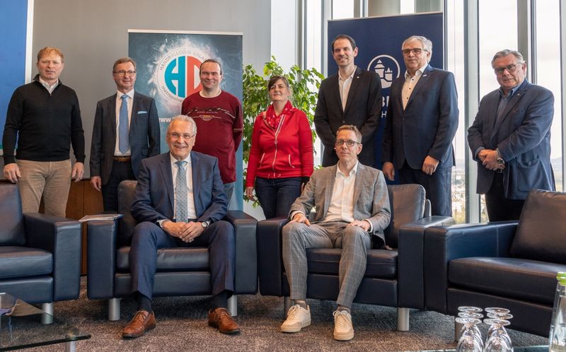 Donnerstag, 27. April 2023; Ein Round-Table-Gespräch, das sich direkt zu einem Netzwerktreffen entwickelte, fand auf Einladung des HC Erlangen und der NÜRNBERGER Versicherung im Business Tower Nürnberg statt. Mit dabei war Innenminister Joachim Herrmann. Er betonte, der Freistaat sei beim Thema Inklusion schon gut unterwegs, aber noch lange nicht am Ziel. Anlass sind die Special Olympics World Games, die erstmals in Deutschland veranstaltet werden und über den Host-Town-Ansatz auch die Metropolregion Nürnberg einbinden.