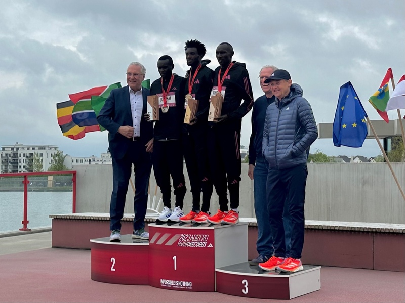 Samstag, 29. April 2023; Bayerns Sportminister Joachim Herrmann besuchte gemeinsam mit dem neuen Adidas Boss Björn Gulden und Herzogenaurachs Bürgermeister German Hacker die Laufveranstaltung 'ADIZERO: ROAD TO RECORDS'  in diesem Jahr findet das Laufevent für die Läuferelite in Herzogenaurach  bereits zum dritten Mal statt. Am Adidas Campus gab es zwei neue U20-Weltrekorde sowie acht nationale Rekorde zu bejubeln. 