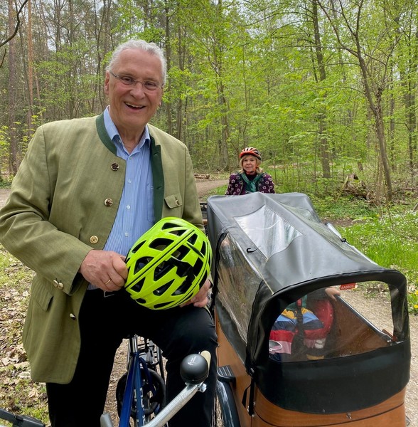 Montag, 1. Mai 2023; Heute wieder die traditionelle Rädli in meiner Heimatstadt Erlangen mit Familienausflug zum Spargelerlebnistag bei Rudolph in Möhrendorf. Erlangen ist in einer ADFC Umfrage gerade zur fahrradfreundlichsten Stadt in Deutschland in der Kategorie von 100.000 bis 200.000 Einwohnern gewählt worden. Im Landtag werden CSU und FW jetzt den Entwurf eines neuen Radgesetzes für Bayern einbringen: Denn wir wollen das Radfahren noch sicherer und attraktiver machen.
