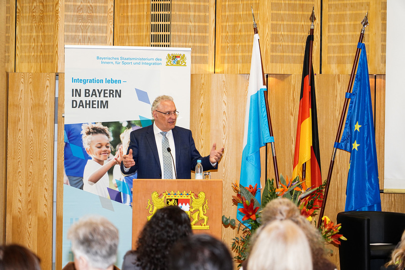Mittwoch, 3. Mai 2023; Beim Auftakt des Vernetzungstreffens der bayerischen Integrationslotsen in München hat Bayerns Innen- und Integrationsminister Joachim Herrmann deutlich gemacht, dass der Freistaat die Teilhabe und Integration von Zugewanderten weiter verbessern wird. Integration ist kein Kurzstreckenlauf, sondern ein Marathon, erklärte Herrmann. Daher fördert der Freistaat seit vielen Jahren Integrationsmaßnahmen nach Kräften.
Copyright: Christoph Schedensack