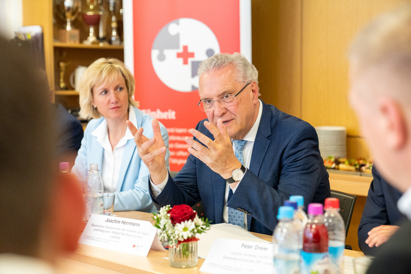 Mittwoch, 3. Mai 2023; Innen- und Katastrophenschutzminister Herrmann besuchte die Rettungswache des Bayerischen Roten Kreuzes in Mainburg und führte ein Fachgespräch zur notärztlichen Versorgung in der Region. Herrmann: Die Sicherstellung der notärztlichen Versorgung der Bürgerinnen und Bürger in Bayern genießt hohe Priorität. Das gilt insbesondere auch für den ländlichen Raum. Ich bedanke mich sehr herzlich bei Ihnen allen für Ihr Engagement für die notärztliche Versorgung.
Copyright: BRK