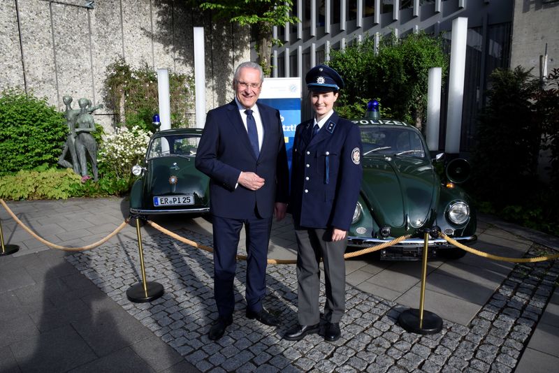 Donnerstag, 5. Mai 2023; Anlässlich des 50-jährigen Jubiläums der Verstaatlichung der Erlanger Stadtpolizei lud Bayerns Innenminister Joachim Herrmann in Erlangen zu einem Benefizkonzert des Polizeiorchesters Bayern ein. Dabei gab es auch sowohl die alten Einsatzfahrzeuge als auch die damalige Uniform der Stadtpolizei zu bewundern. 
