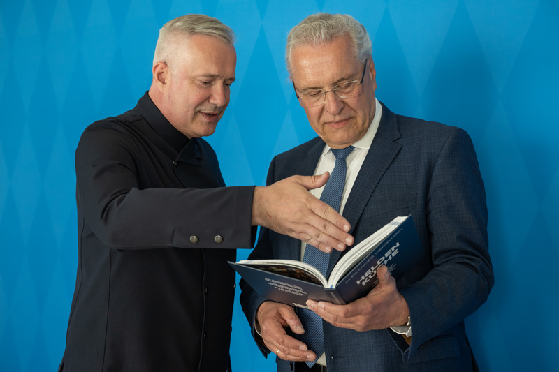 Dienstag, 9. Mai 2023; Bayerns Innenminister Joachim Herrmann lobt neues Kochbuch "Heldenküche" von Sternekoch Alexander Herrmann: Lieblingsrezepte bayerischer Polizisten, verfeinert vom Sternekoch - Alexander Herrmann verzichtet vollständig auf den Erlös beim Verkauf des Buches. 