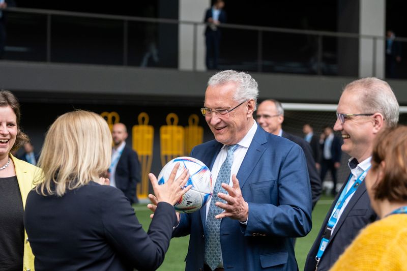 Freitag, 12. Mai 2023; bei der 47. Sportministerkonferenz in Frankfurt am Main haben sich die 16 Länder und der Bund in einem Beschluss gegen die Entscheidung des Internationalen Olympischen Komitees (IOC) ausgesprochen, russische und belarussische Sportler wieder als neutrale Athletinnen und Athleten an internationalen Wettkämpfen teilnehmen zu lassen. Bayerns Sportminister Joachim Herrmann, Vorsitzender der Sportministerkonferenz betonte: Die Achtung der Menschenrechte und friedlichen Beziehungen zwischen den Nationen sind die Grundlagen des internationalen Sports. Russland missachtet und ignoriert diese Grundlagen, verstößt massiv gegen die olympischen Werte und führt diesen inmitten des olympischen Friedens begonnenen Krieg mit unverminderter Härte fort.