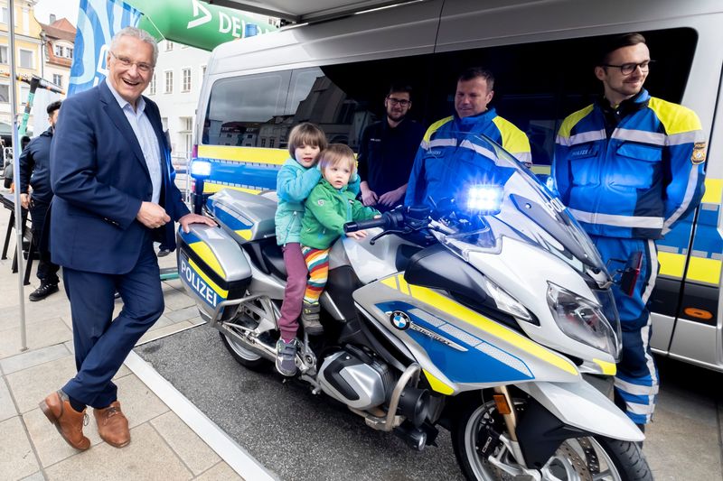 Samstag, 13. Mai 2023; Die historische Regensburger Altstadt stand heute mit dem 11. Landestag der Verkehrssicherheit unter dem Motto 'Rücksicht im Blick' ganz im Zeichen der Verkehrssicherheit: "Unser Ziel ist, Bayerns Straßen deutlich sicherer zu machen", hat Bayerns Innenminister Joachim Herrmann als Schirmherr bei der Eröffnung betont. Dabei sieht der Innenminister alle Verkehrsteilnehmer in der Verantwortung: "Mit mehr gegenseitiger Rücksichtnahme lassen sich viele Verkehrsunfälle vermeiden."