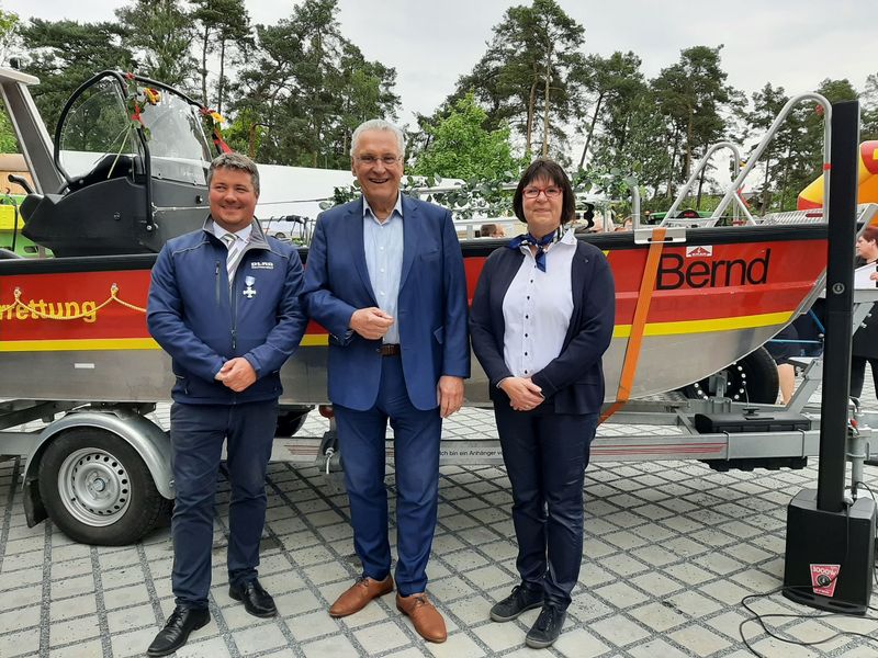 Samstag, 13. Mai 2023; Bayerns Innen- und Katastrophenschutzminister Joachim Herrmann ist begeistert: "Das neue Wasserrettungszentrum ist hochmodern und vielseitig nutzbar. Damit hat die DLRG in Dechsendorf einen hochfunktionalen Stützpunkt für mehr Sicherheit auf dem Wasser." Überzeugt ist der Innenminister auch von der Leistungsfähigkeit der beiden neuen Einsatzboote, bei denen der Freistaat die Kosten in Höhe von insgesamt rund 64.000 Euro vollständig übernommen hat. "Dank leistungsstarker Motoren und einer Top-Ausstattung können im Notfall schneller Leben gerettet werden."