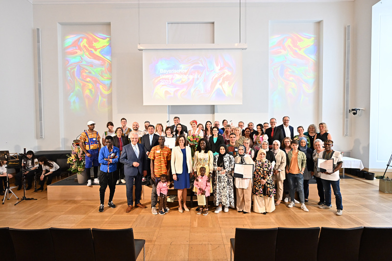 Montag, 22. Mai 2023; Integration lebt von Gemeinschaft. Mit Ihrer wertvollen Arbeit schaffen Sie das starke Fundament für den Zusammenhalt in unserem Land, denn jedes erfolgreiche Integrationsprojekt hilft, Zugewanderte noch besser in unsere Gesellschaft einzubeziehen. Mit diesen Worten würdigte Integrationsminister Joachim Herrmann die Preisträgerinnen und Preisträger des diesjährigen Integrationspreises im Bayerischen Landtag.
Copyright: Rolf Poss / Bayerischer Landtag