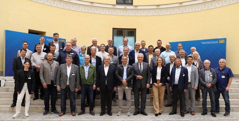 Mittwoch, 24. Mai 2023; Im Innenministerium habe ich heute mit 40 Kolleginnen und Kollegen von Siemens, die zugleich kommunale Mandate innehaben, über aktuelle Fragen der Digitalisierung und der Cybersicherheit diskutiert. Die Kompetenz diese Männer und Frauen tut kommunalen Gremien in ganz Deutschland gut!