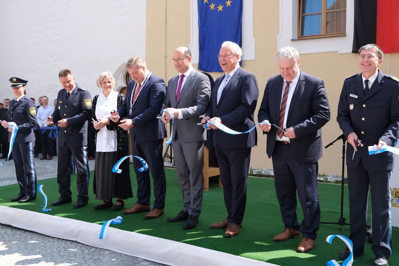 Samstag, 27. Mai 2023; Geschichtsträchtige Gemäuer treffen auf eine ausgezeichnete Ausstattung und hochmoderne Studieninhalte: Die Klosterburg Kastl wurde offiziell als neuer Studienort der PolizeiBayern eingeweiht.  Platz ist für rund 120 Polizistinnen und Polizisten sowie 20 Beschäftigte. 
Gemeinsam mit Finanzminister Füracker konnte Innenminister Herrmann am Samstag diese neue Ausbildungsstätte für künftige Polizeikommissarinnen und -kommissare eröffnen
