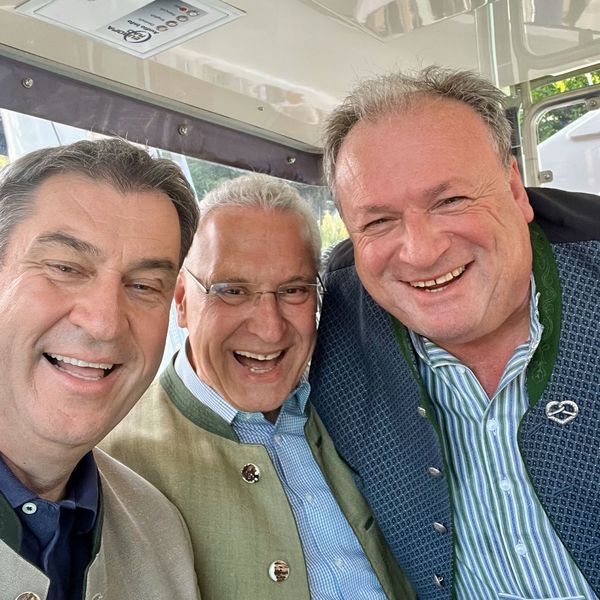 Sonntag, 28. Mai 2023; Kurzbesuch von Ministerpräsident Dr. Markus Söder auf der Elanger Bergkirchweih. Hier ein Schnappschuss aus dem Riesenrad mit Landtagsabgeordneten Walter Nussel und Innenminsiter Joachim Herrmann