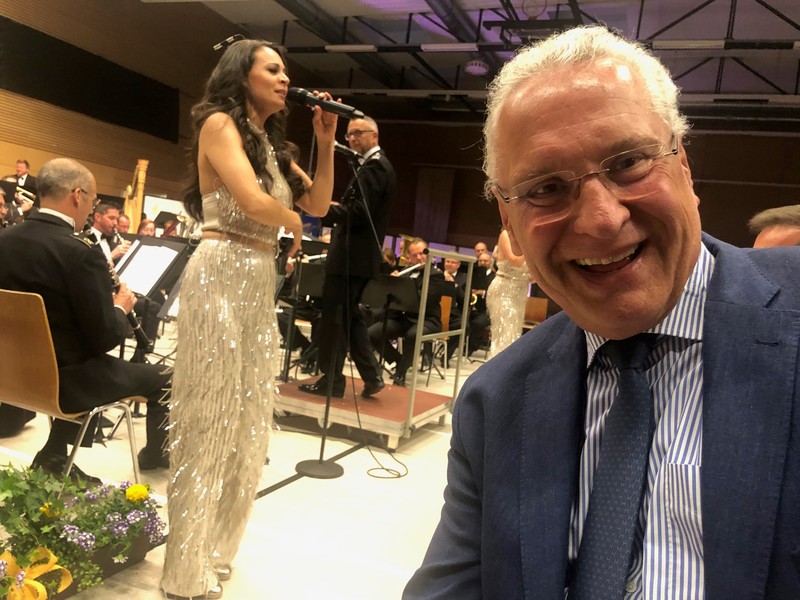 Mittwoch, 31. Mai 2023;Anlässlich seines 10-jährigen Bestehens lud das Vier-Schlösser-Orchester Heroldsberg e. V. zu einem Benefizkonzert mit dem Musikkorps der Bundeswehr in die Gründlachhalle ein. Das 60-köpfige hochkarätige Spitzenensemble ist das repräsentative Konzertorchester der Bundeswehr.

Der Reinerlös aus dem Benefizkonzert ist für die Jugendarbeit im Vier-Schlösser-Orchester sowie für die Frederic und Luca Stiftung bestimmt. Gerne hatte Innenminister Joachim Herrmann die Schirmherrschaft für dieses großartige Musikerlebnis übernommen.
