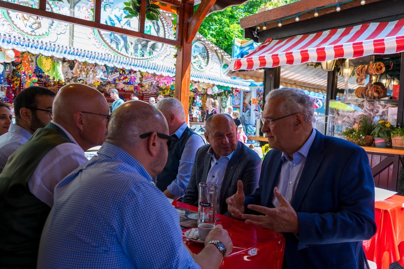 Freitag, 2. Juni 2023; Traditionell findet am 2. Freitag der Erlanger Bergkirchweih der Schausteller-Frühschoppen statt.  Innenminister Joachim Herrmann folgte gern der Einladung von Lorenz Kalb, dem Vorsitzenden des Süddeutschen Schaustellerverbandes (links neben Herrmann) und besprach aktuelle Anliegen der Schausteller. Nach der für Schausteller extrem schwierigen Corona Zeit ist die diesjährige Bergkirchweih ein echter Lichtblick.