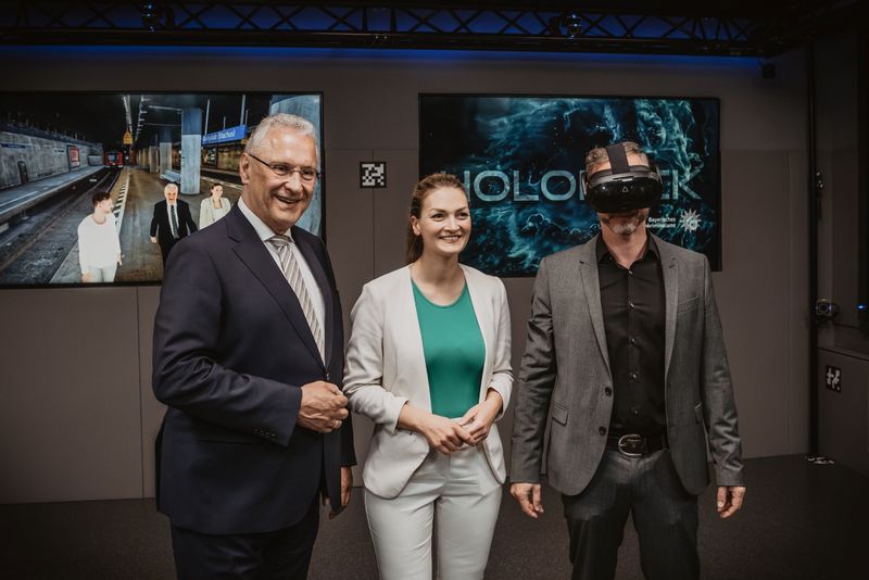 Montag, 5. Juni 2023; Bayerns Innenminister Joachim Herrmann und Digitalministerin Judith Gerlach haben den Tatort-Virtual-Reality-Raum des Bayerischen Landeskriminalamts vorgestellt, kurz Holodeck. Dank High-Tech und VR-Brille können dort Tatorte virtuell dreidimensional exakt nachgebildet und begangen werden. Damit nehmen wir deutschlandweit eine Vorreiterrolle ein, erklärte Herrmann. Das Holodeck revolutioniert die moderne Tatort- und Ermittlungsarbeit.
Copyright: BLKA