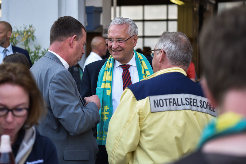 Montag, 8. Juni 2023; Innenminister Joachim Herrmann nimmt an einen feierlichen Gottesdienst für alle Blaulichtorganisationen teil, der von der Nürnberger Regionalbischöfin Elisabeth Hann von Weyhern im Rahmen des Evangelischen Kirchentages in Nürnberg feierlich zelebriert wurde. Herrmann nutzte die Gelegenheit, um sich bei den zahlreichen bayerischen Einsatzkräften für ihr unermüdliches Engagement zu bedanken. "Dieser besondere Gottesdienst soll auch ein Moment zum Innehalten und Kraftschöpfen sein. Unsere Notfall- und Polizeiseelsorger leisten einen unschätzbaren Dienst für das Wohl unserer Einsatzkräfte und für deren Leistungsfähigkeit. Ich danke daher allen Seelsorgerinnen und Seelsorgern und den beiden christlichen Kirchen für diese wichtige Leistung und Unterstützung."
Copyright: Bayerische Bereitschaftspolizei