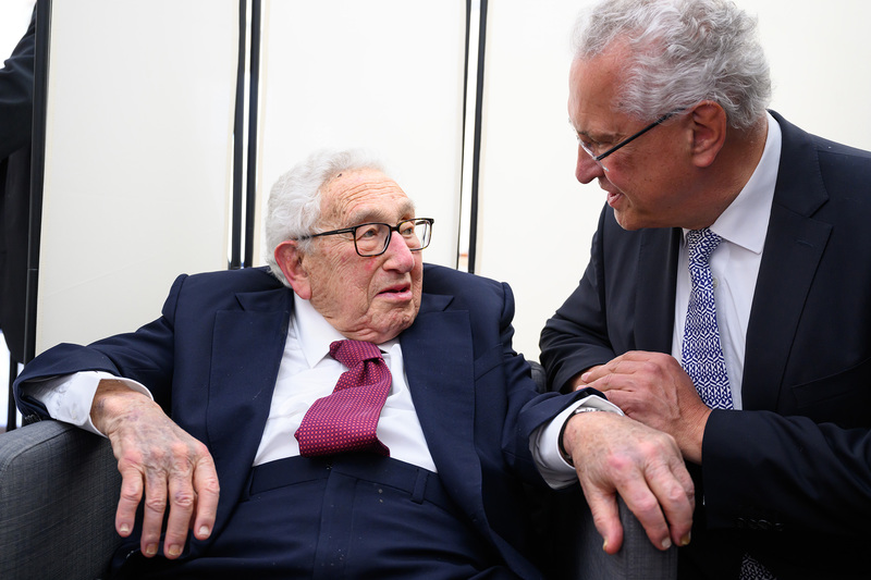 Dienstag, 20. Juni 2023; Zum 100. Geburtstag von Henry Kissinger fand ein Festakt mit anschließendem Staatsempfang in Fürth statt, bei dem auch Innenminister Joachim Herrmann teilnahm und dem Staatsmann beim anschließenden Staatsempfang gratulierte: Sie sind eine Jahrhundertpersönlichkeit. Denn Sie haben Ihr Jahrhundert geprägt wie nur wenige andere. Und dass diese außergewöhnliche Erfolgsgeschichte hier im fränkischen Fürth als Ihre Geburts- und Heimatstadt Ihren Anfang genommen hat, ist für alle Bürgerinnen und Bürger des Freistaats Bayern eine große Ehre.
Copyright: Bayerische Staatskanzlei