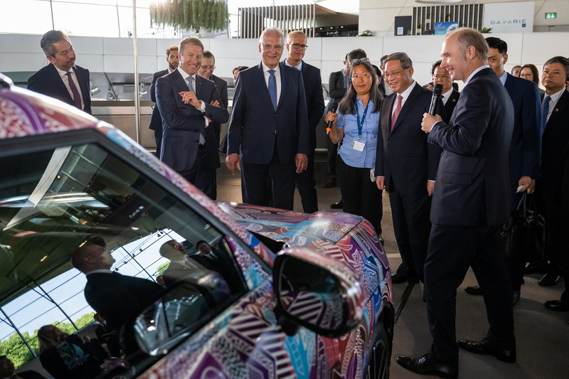 Mittwoch, 21. Juni 2023; Weiterer Ausbau der ausgezeichneten Wirtschaftsbeziehungen zwischen China und Bayern: Innenminister Joachim Herrmann traf sich mit dem chinesischen Premierminister Li Qiang, der zu einem Staatsbesuch in München war. Die beiden nahmen unter anderem an einem gemeinsamen Rundgang durch die BMW Welt und die Siemens AG teil, zwei internationale Aushängeschilder der High-Tech-Region.
Copyright: Sebastian Widmann/StMI
