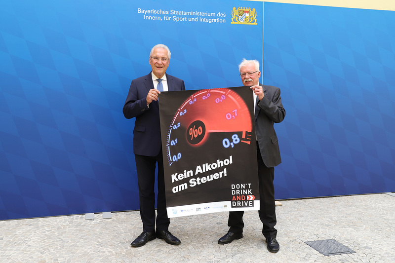 Mittwoch, 21. Juni 2023; Innenminister Joachim Herrmann beteiligt sich bei einem Fototermin mit der Landesverkehrswacht Bayern und dem Bayerischen Brauerbund an der Verkehrssicherheitskampagne "Don´t drink und drive". Mit der Kampagne soll die Öffentlichkeit über die Gefahren des Alkoholkonsums im Straßenverkehr aufgeklärt und die Anzahl alkoholbedingter Unfälle verringert werden.
Copyright: Bayerisches Innenministerium